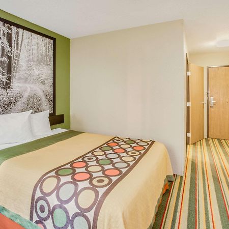 Super 8 By Wyndham Grayling Hotel Exterior photo