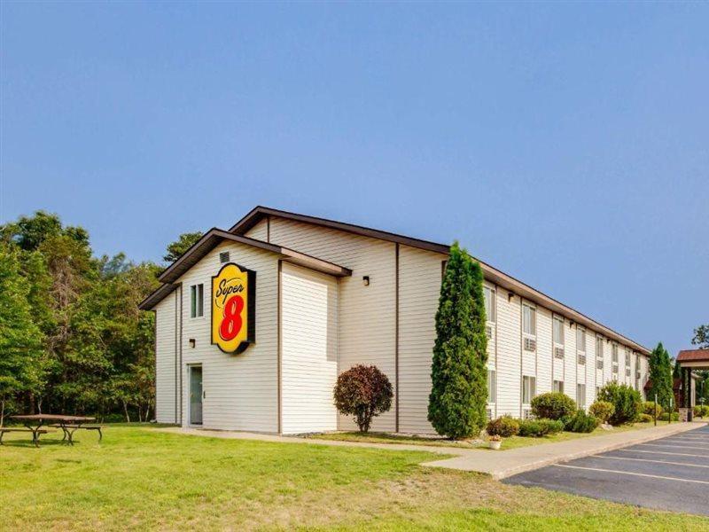 Super 8 By Wyndham Grayling Hotel Exterior photo