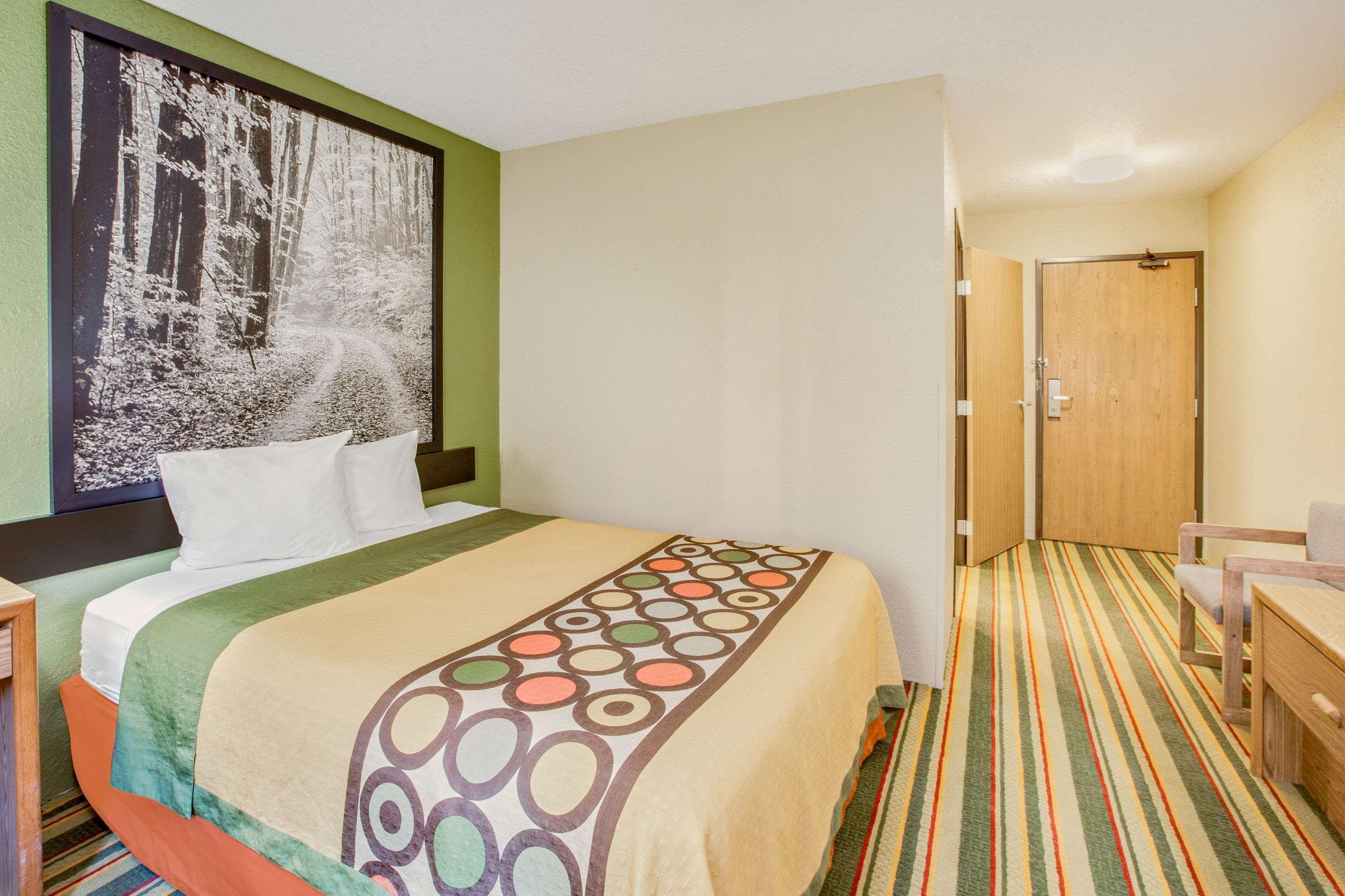 Super 8 By Wyndham Grayling Hotel Exterior photo