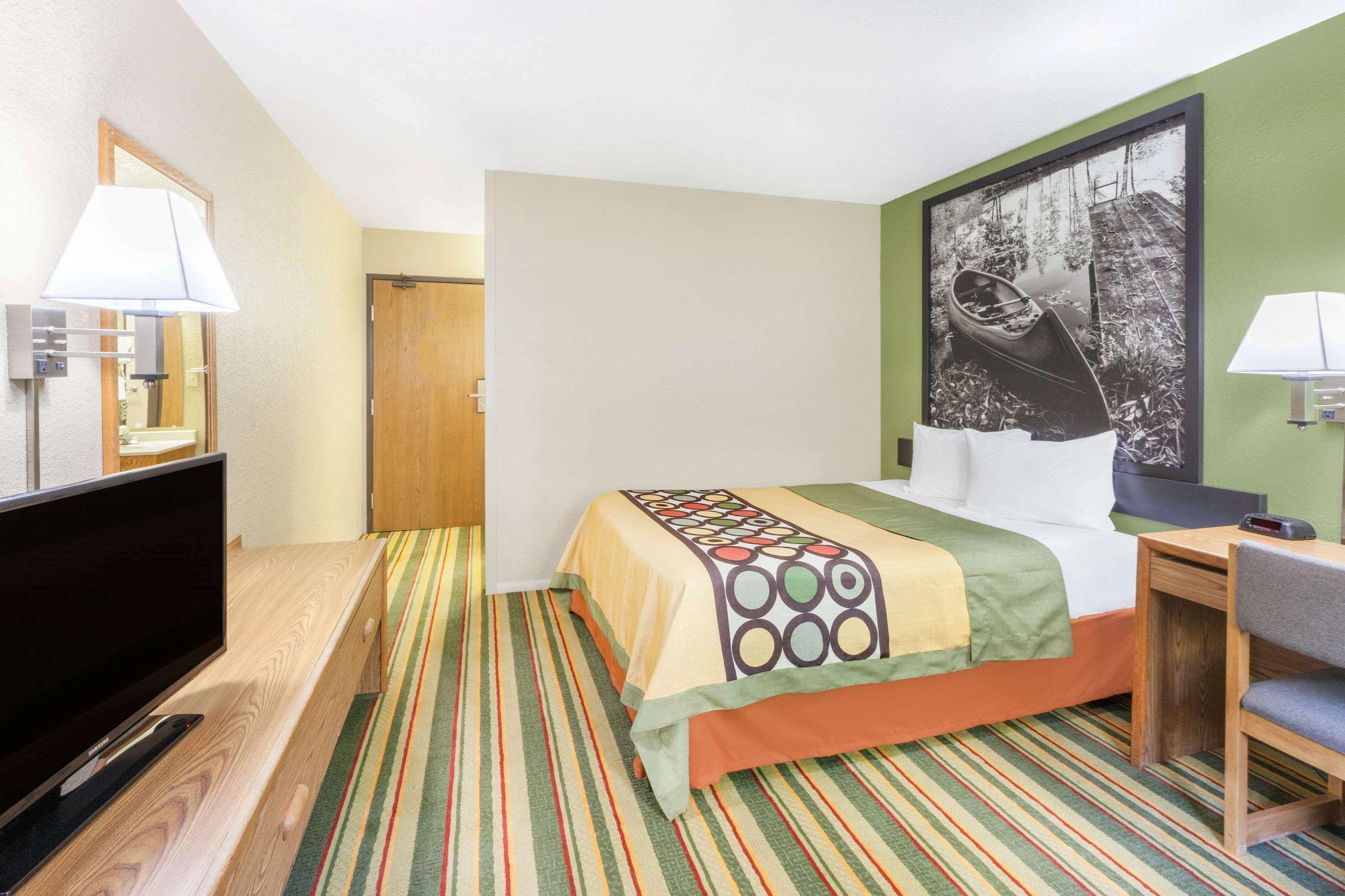 Super 8 By Wyndham Grayling Hotel Exterior photo
