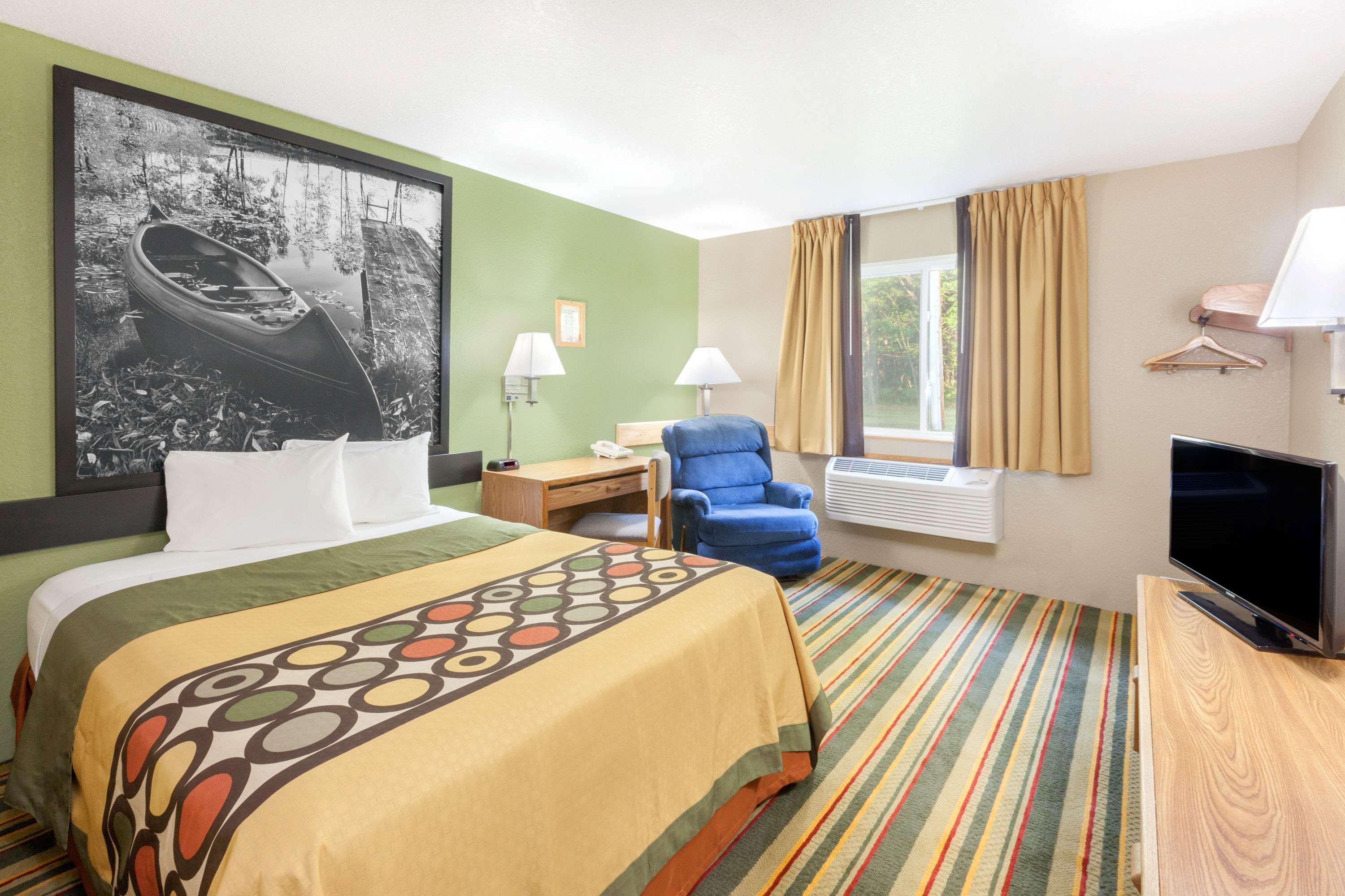 Super 8 By Wyndham Grayling Hotel Exterior photo