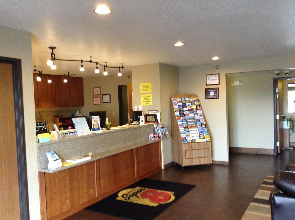 Super 8 By Wyndham Grayling Hotel Exterior photo